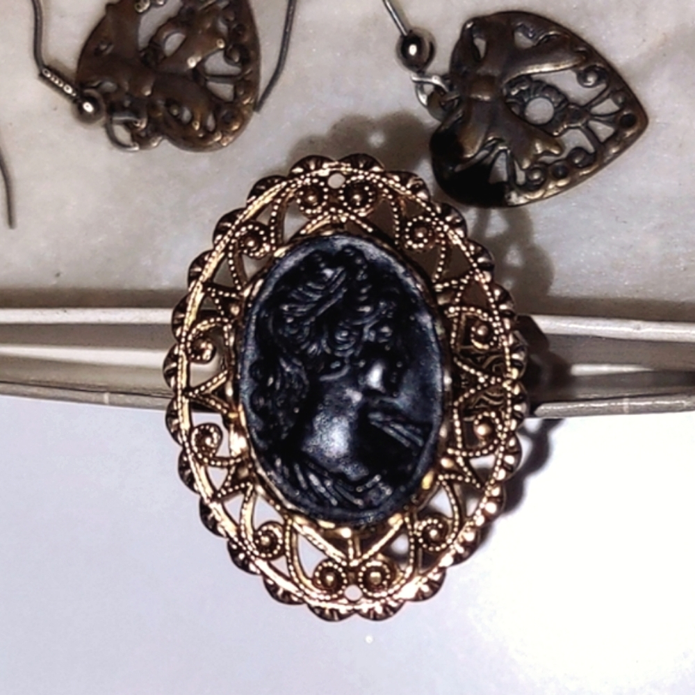 Black Right-Faced Victorian Style Cameo Pendant + FREE Ring - Picture 7 of 16